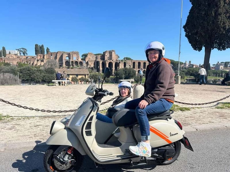 Vespa Sidecar Tour : Rome by Night - Piazza Venezia and the Colosseum
