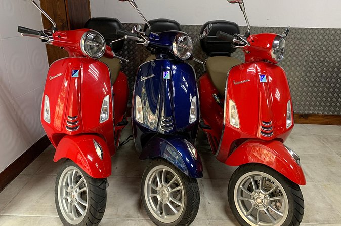 Vespa Spring 50cc rental - Picking up the Vespa on Carrer de Roger de Llúria