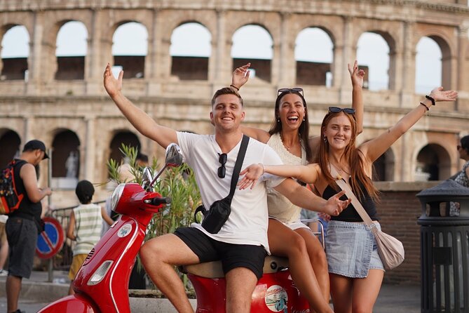 Vespa Tour in Rome with professional photographer - Piazza Navona and a tiramisu break