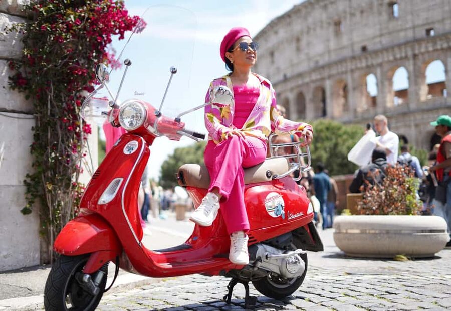 Vespa - Wine and Photography service in Rome - The Colosseum photo stop