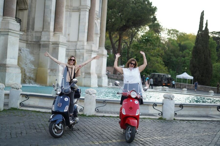 Vespa - Wine and Photography service in Rome - Moving through Trastevere