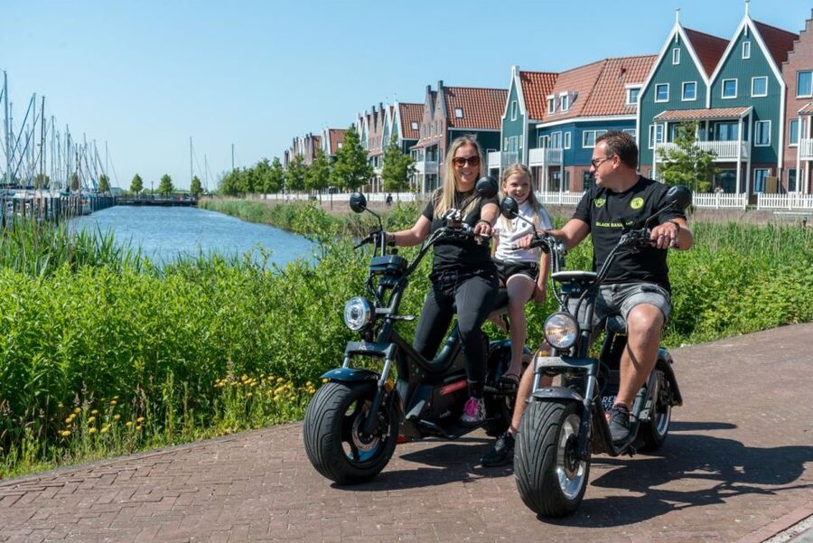 Volendam: E-Scooter Rental - The first ride follows Dutch dikes and open fields