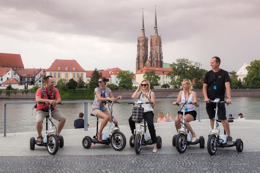 Wroclaw: Grand E-Scooter Tour - Panorama of Raclawice and the National Museum