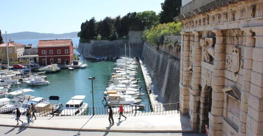 Zadar: E-scooter self guided tour - The Zadar Sphinx and the first photo stop